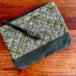 NWOT Land's End Quilted Pocket Wristlet Snap Front Pocket Zipper Close / Olive